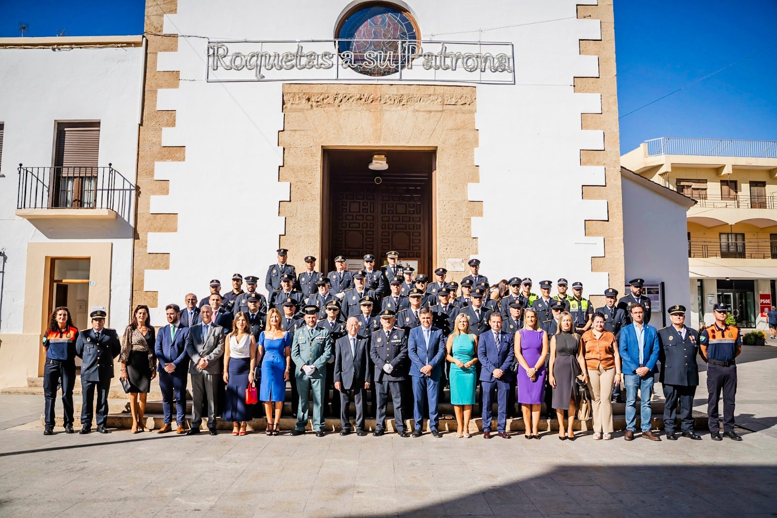 Foto de familia de la Policía Local y Protección Civil de Roquetas