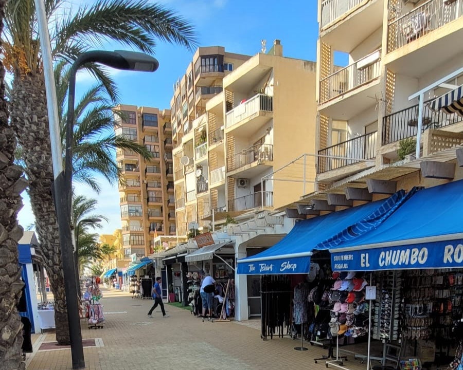 Varios de los comercios que los turistas y habitantes de la zona pueden visitar en la Avenida del Mediterráneo de Roquetas de Mar.