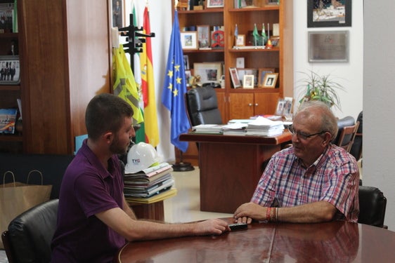 El alcalde de Vícar, Antonio Bonilla, atiende a IDEAL en su despacho del Ayuntamiento de Vícar.