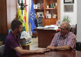 El alcalde de Vícar, Antonio Bonilla, atiende a IDEAL en su despacho del Ayuntamiento de Vícar.