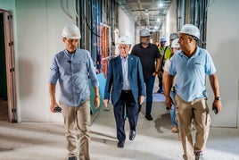 Gabriel Amat visita las instalaciones de la Residencia de Mayores.