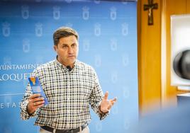 José Juan Rodríguez sostiene un tríptico de estas jornadas.