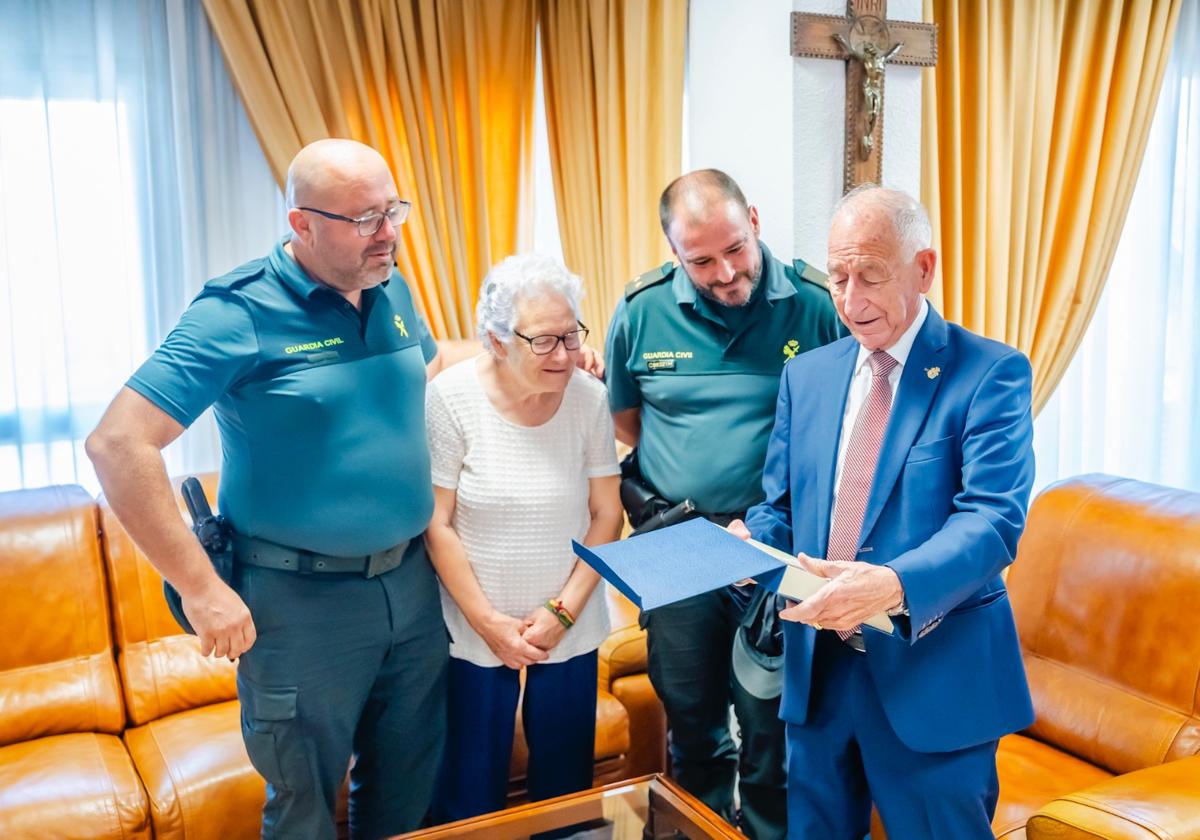 El Ayuntamiento de Roquetas recibe un premio por la labor con la Guardia Civil