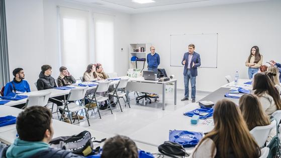 Roquetas apuesta por un servicio moderno para buscar empleo