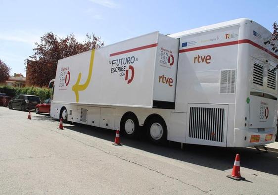 El autobús de la campaña «Generación D» apareción en Vícar para mejorar habilidades