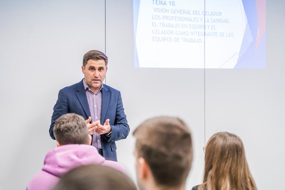Roquetas avanza en reducir el desempleo contando con la I Feria de Empleo
