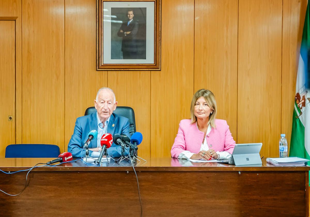 Presentación presupuestos por parte del alcalde y la concejala de Hacienda y Contratación.