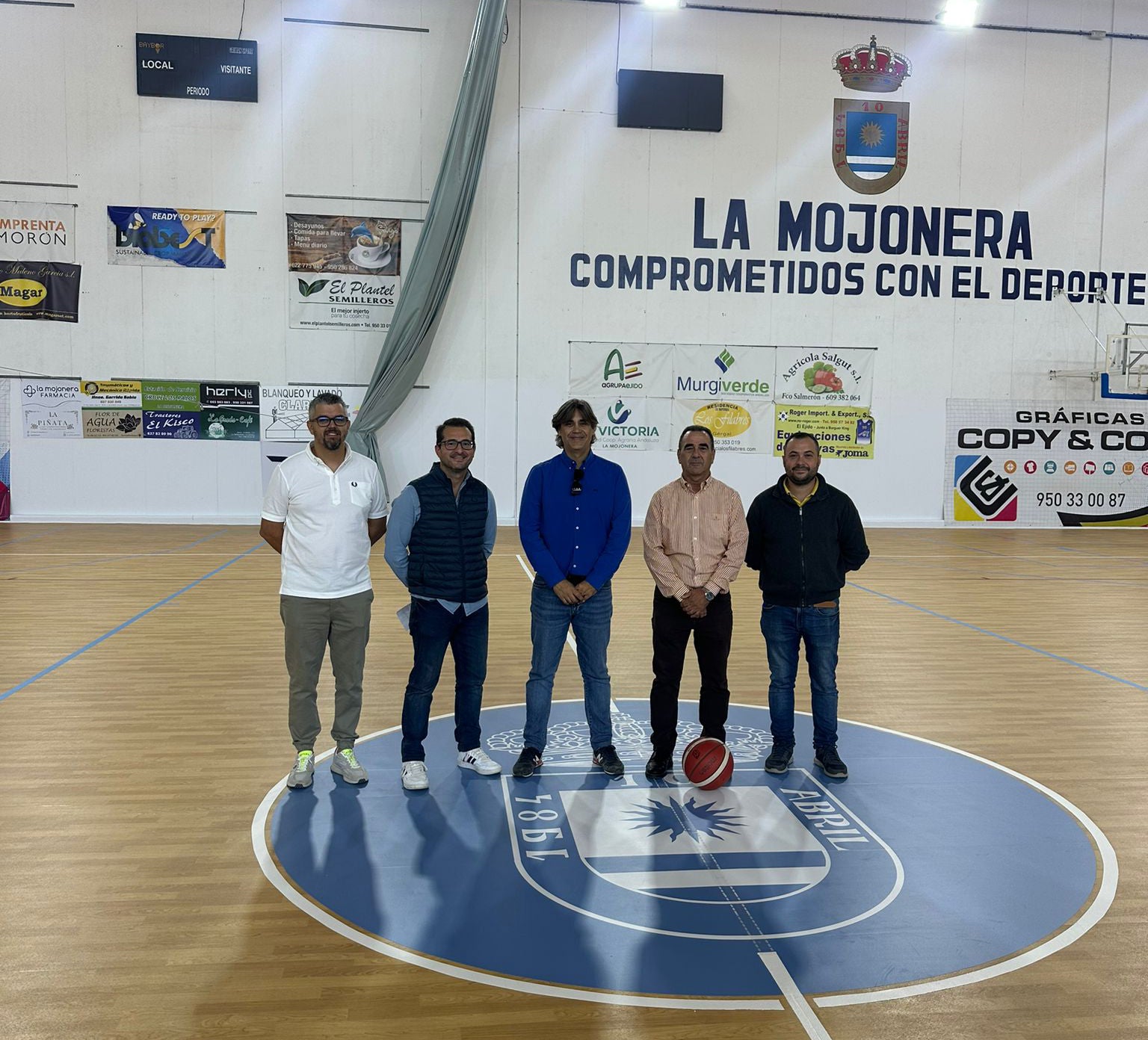 El alcalde de La Mojonera junto a concejales estuvieron viendo el cambio del pabellón.