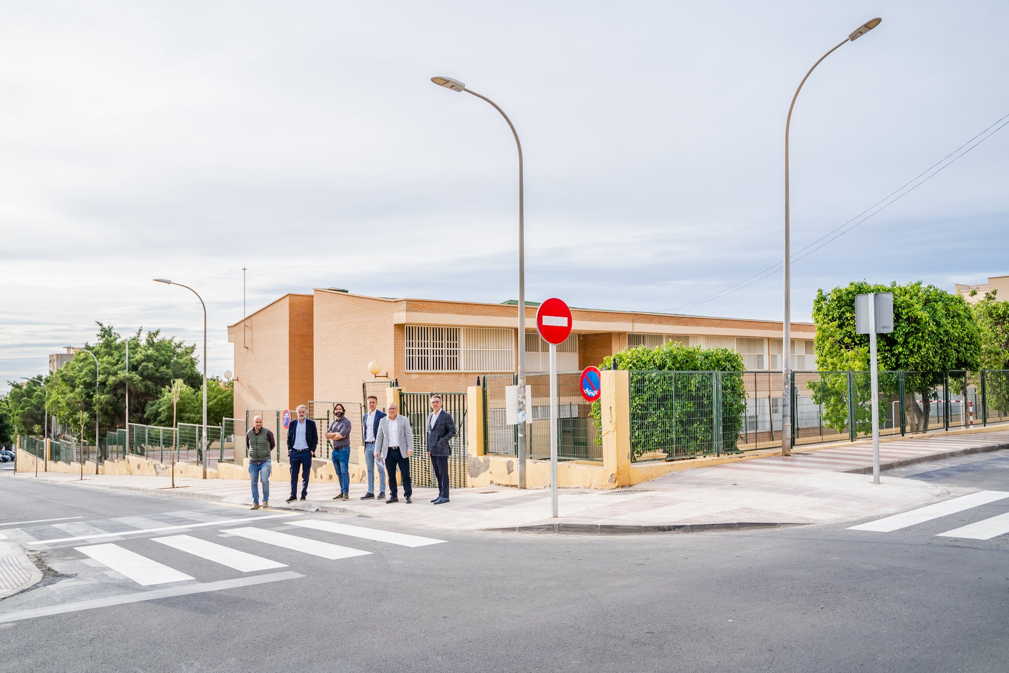 El concejal de Movilidad y Tráfico, Manuel Conde, revisa las mejoras de pasos peatonales de la zona.