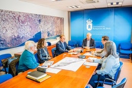 La reunión entre el alcalde de Roquetas y otras personalidades.