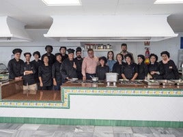 El concejal de Roquetas de Mar, José Juan Rodríguez, con los artistas de los fogones.