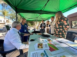 Profesionales sanitarios en la carpa informativa del municipio de La Mojonera.