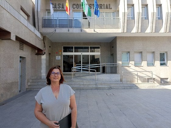 lLa portavoz de la formación progresista, Belén Pérez, a la entrada del Ayuntamiento de Roquetas de Mar.