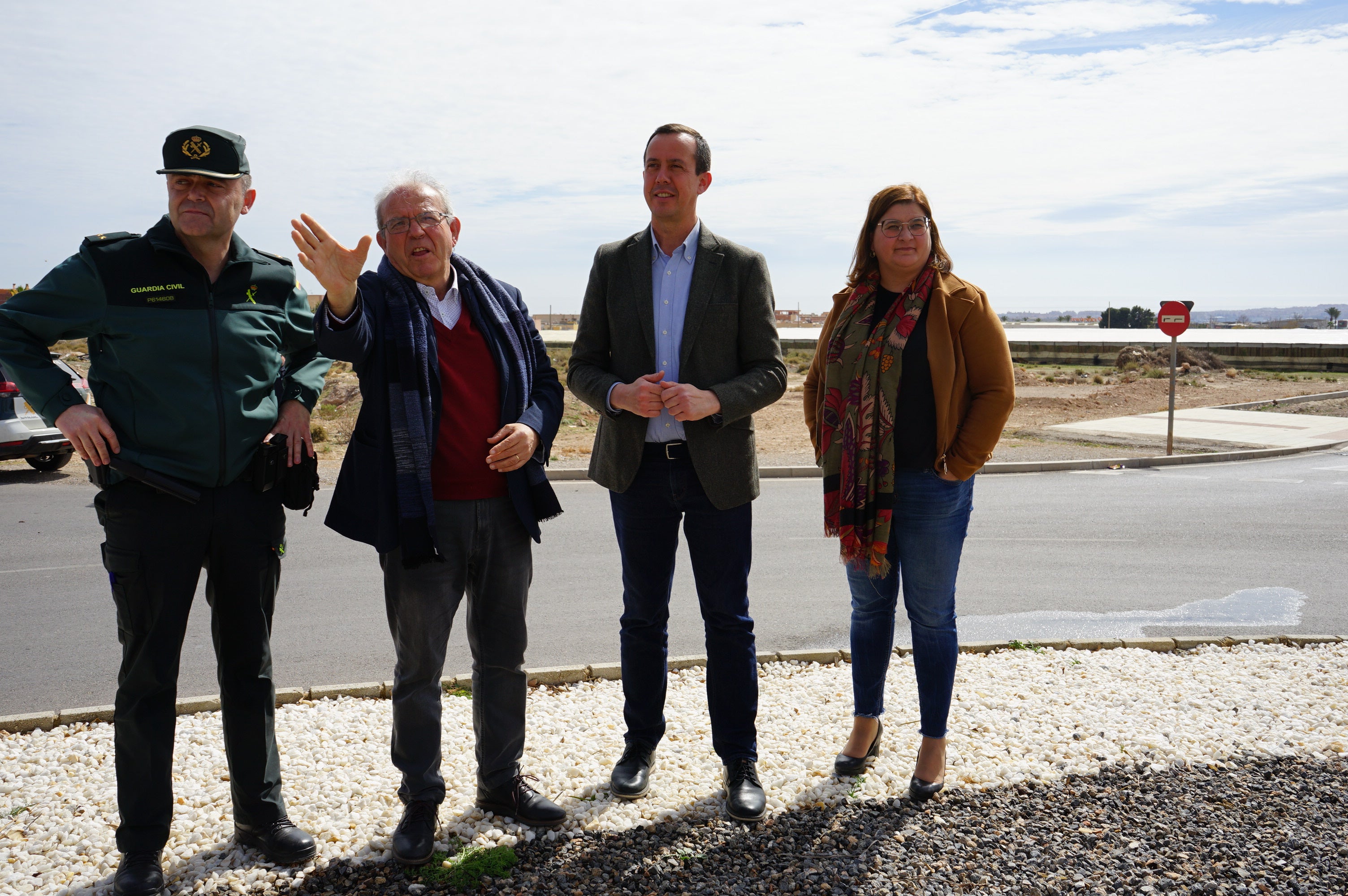 El alcalde de Vícar, Antonio Bonilla, charla con un agente de la Guardia Civil sobre el cuartel.