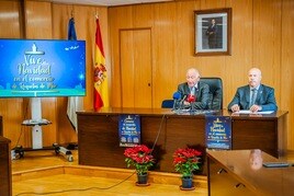 El alcalde de Roquetas de Mar, Gabriel Amat, junto al concejal de Comercio, Antonio López en la presentación del acto navideño.