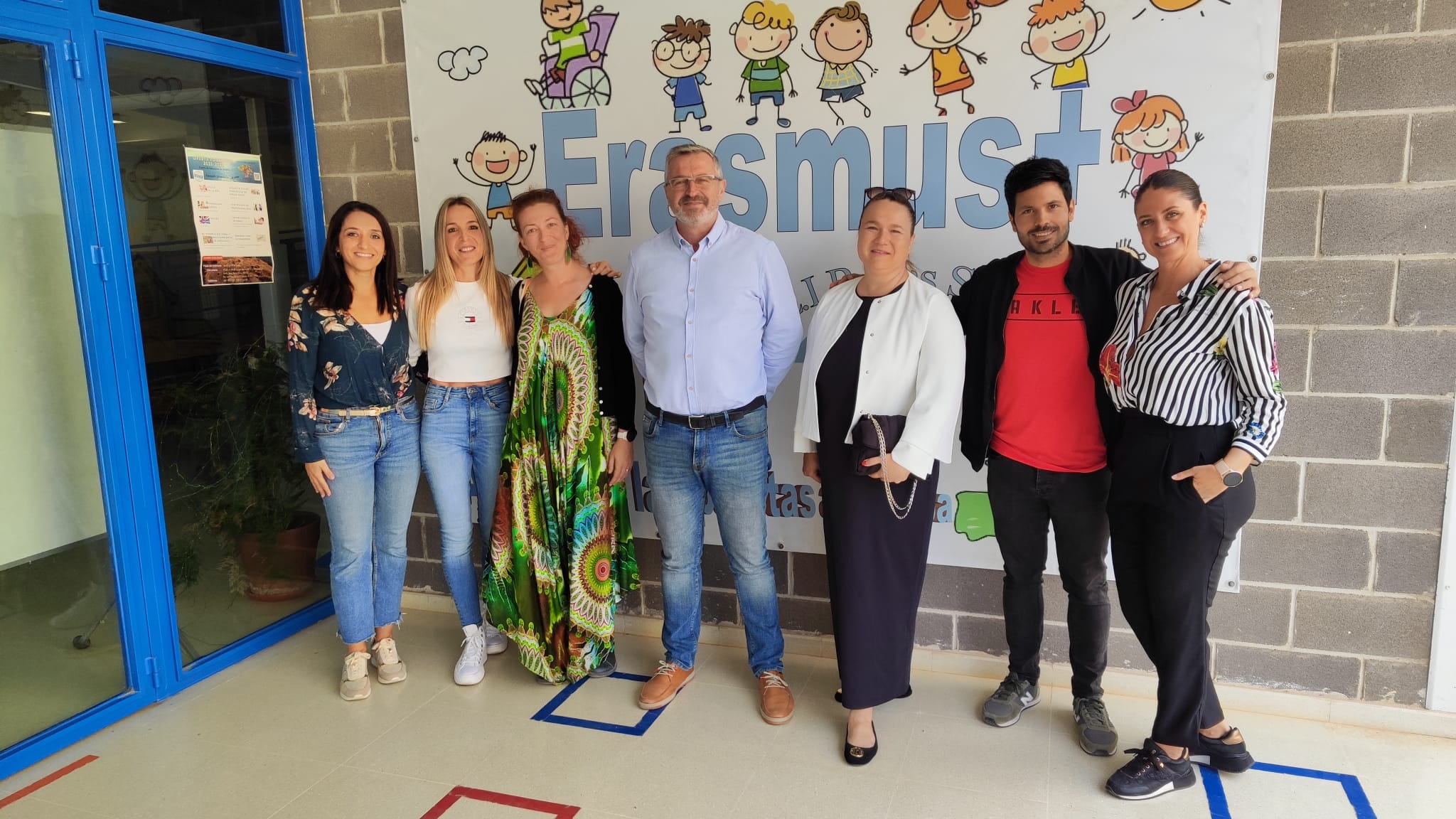 Miembros del CEIP Las Salinas junto a otros profesionales.