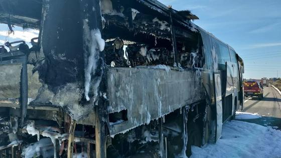 Arde un autobús militar en la A-7 a su paso por La Mojonera