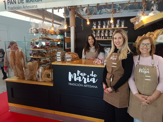 El día de la inauguración de la panadería en el Mercado de Abastos en Roquetas de Mar.