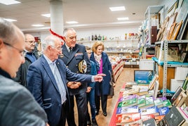 Gabriel Amat ve una colección de libros en el rastrillo solidario.