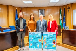 Presentación de la campaña sociocultural de «Aula de Mar, la Mar Divertida» en el Ayuntamiento de Roquetas de Mar.