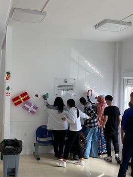 Alumnos decorando el interior del centro de salud.