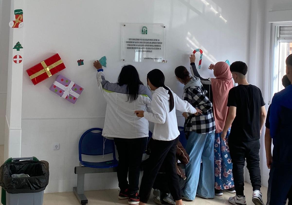 Alumnos decorando el interior del centro de salud.