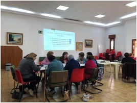 Mayores disfrutan de una jornada de juegos en una sala en Vícar.