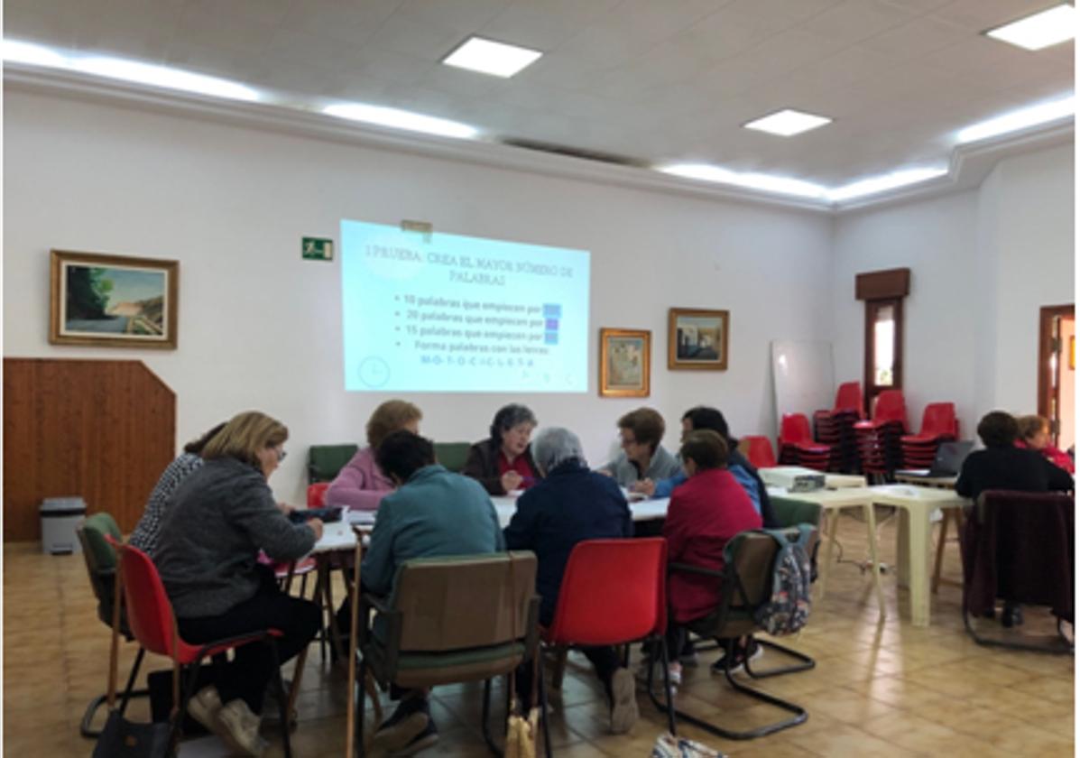 Mayores disfrutan de una jornada de juegos en una sala en Vícar.