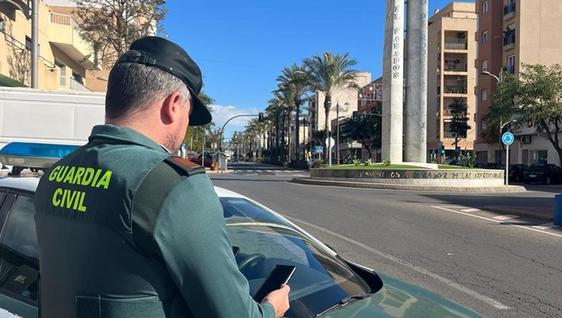 Un agente fuera de servicio sorprende a un conocido ladrón al que buscaban en Vícar