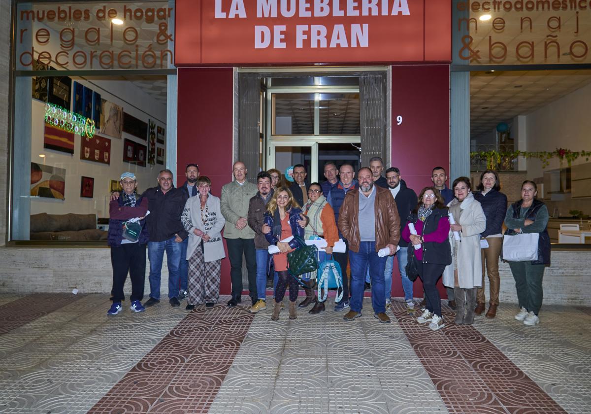 Algunos de los emprendedores de El Parador en un establecimieto local.