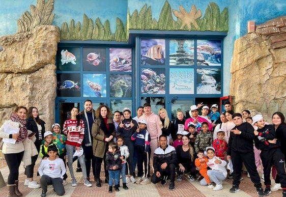 Una gran cantidad de personas asistieron al Aquarium de Roquetas de Mar en una jornada de convivencia.