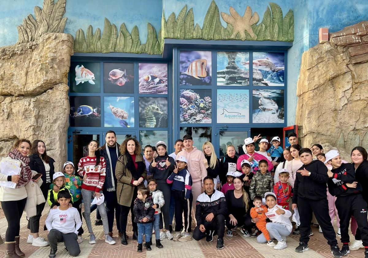 Una gran cantidad de personas asistieron al Aquarium de Roquetas de Mar en una jornada de convivencia.