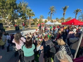 Varios niños asisten a una actividad navideña.