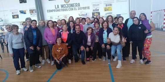 Una gran cantidad de personas posan junto al alcalde de La Mojonera en el pabellón municipal.