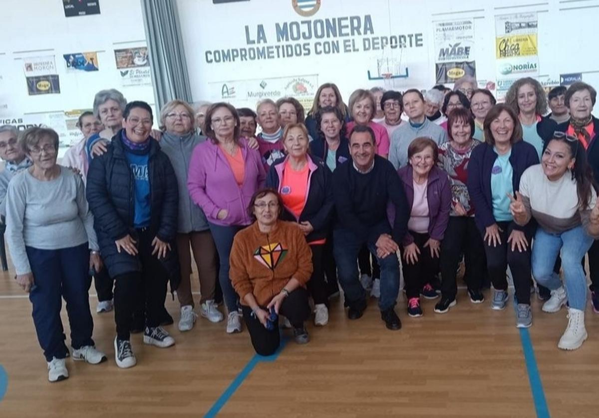 Una gran cantidad de personas posan junto al alcalde de La Mojonera en el pabellón municipal.