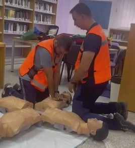 Voluntarios de Potección Civil hacen una rcp