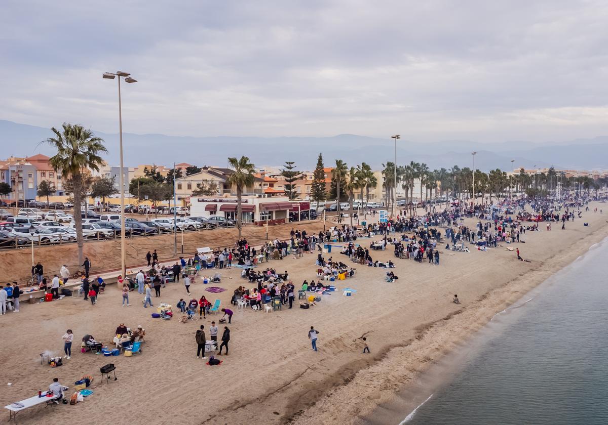 Miles de personas se acercaron a las playas de Roquetas para disfrutar de la jornada.