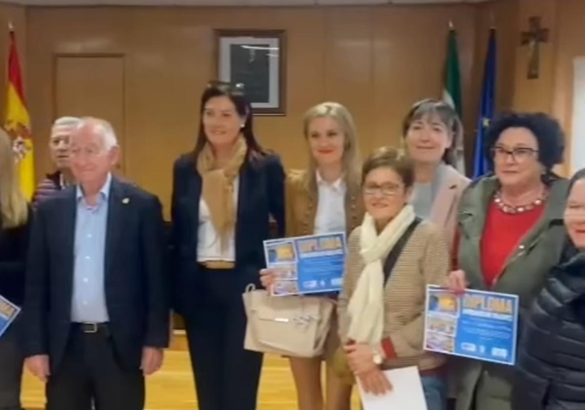 Gabriel Amat junto a algunas de las ganadoras del concurso de Belenes del municipio.