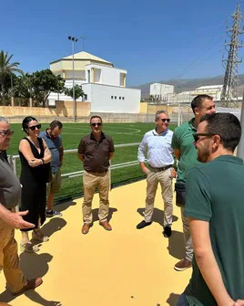 Varias autoridades de La Mojonera y de la Diputación Provincial en un campo de fútbol de la localidad.
