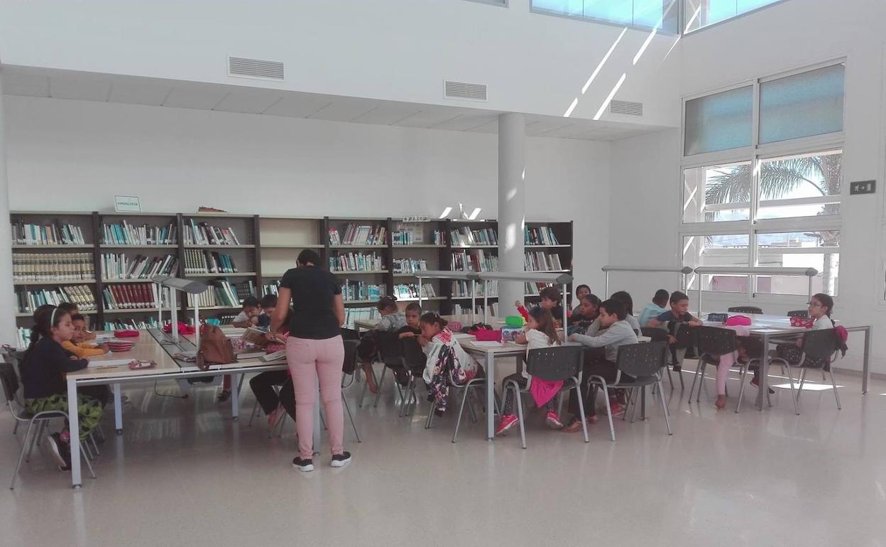 Más de 2.000 euros para la compra de obras en la Biblioteca de La Mojonera
