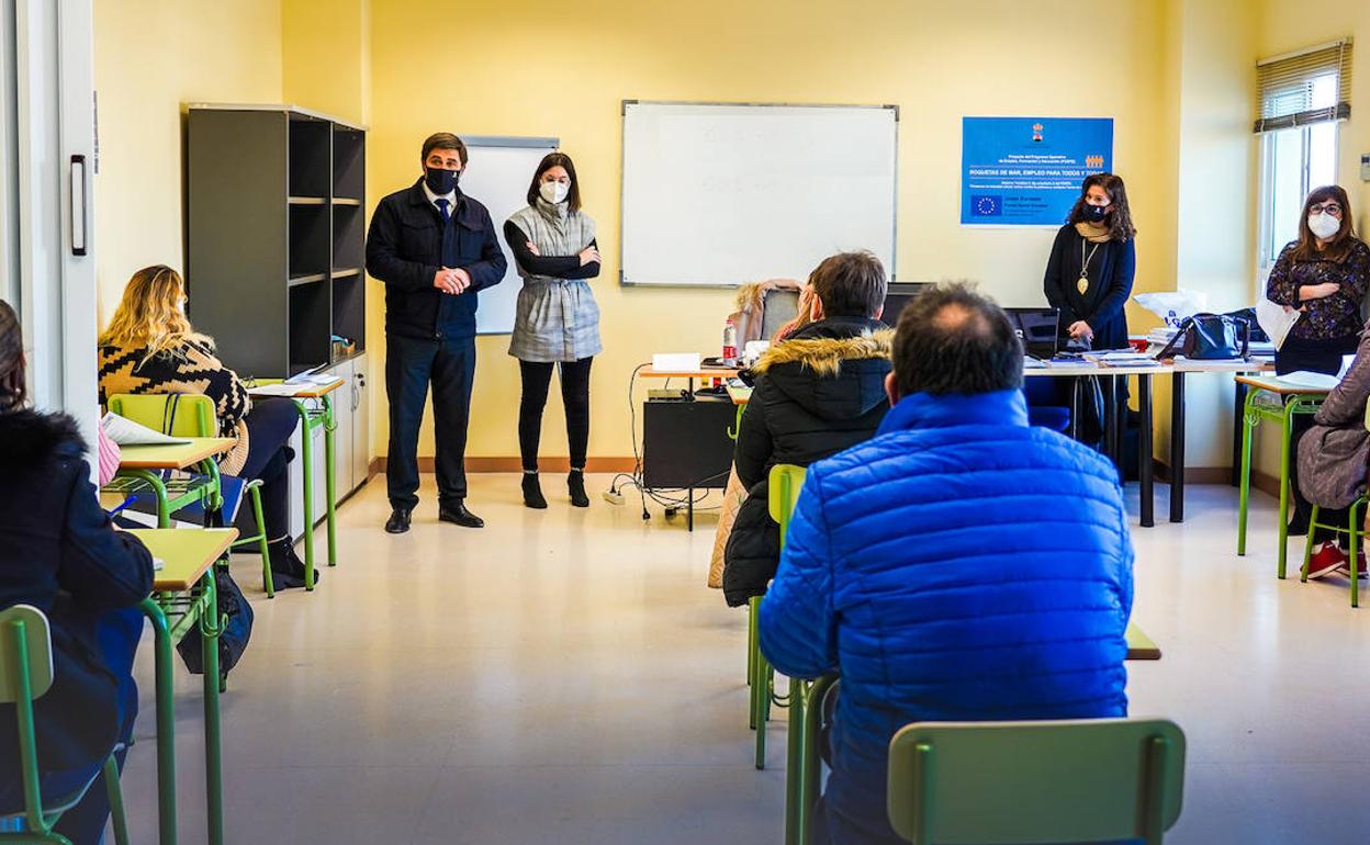 Roquetas contratará a 15 mayores de 45 años con un programa de empleo de administración
