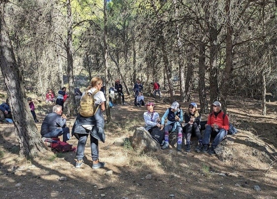 Roquetas de Mar finaliza las rutas senderistas del año recorriendo parajes naturales de la zona