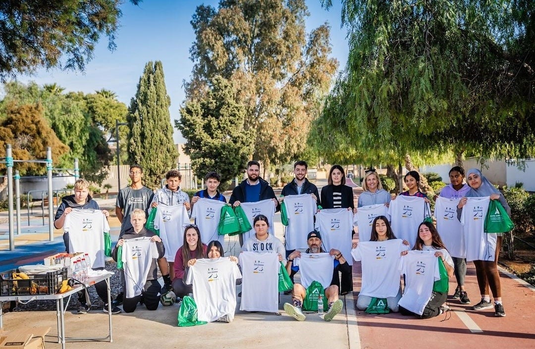 Niños y niñas posando con camisetas de la actividad.