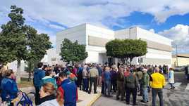 Vecinos hacen cola para pedir cita en el centro de salud de La Mojonera.