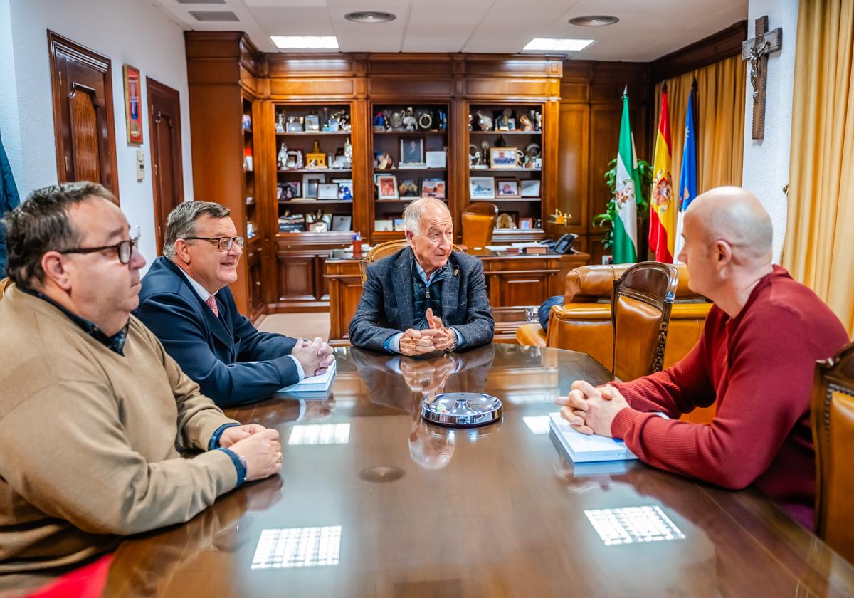 Gabriel Amat en una reunión en su despacho del Ayuntamiento.