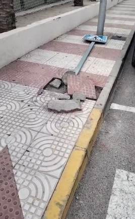 Desperfectos en una calle del municipio.