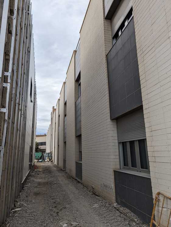 «La ampliación de la Residencia Virgen del Rosario deja sin apenas luz natural a habitaciones»