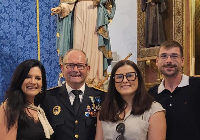 Francisco García con algunos familiares en una parroquia del municipio.