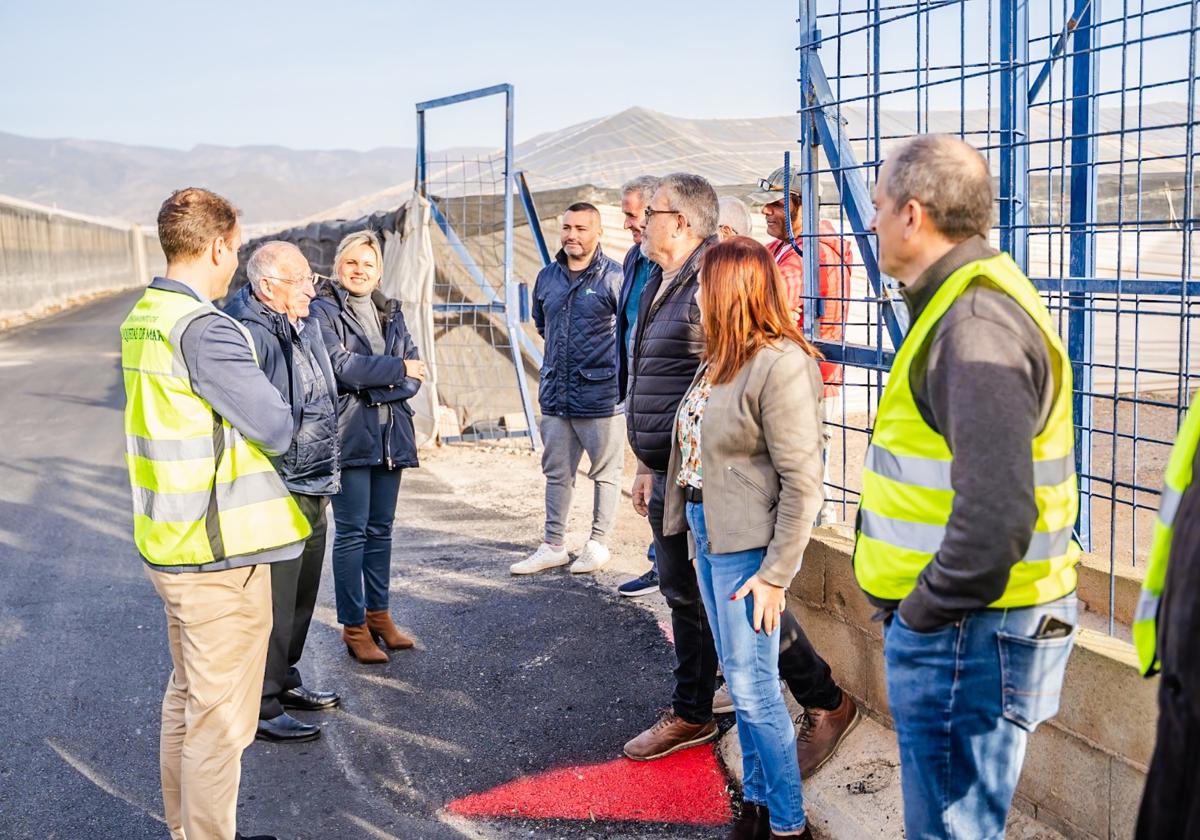 El alcalde de Roquetas, Gabriel Amat y la concejala de Presidencia, Rocío Sánchez, visitan las obras.