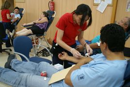 Varias personas asisten a un centro de salud del municipio.
